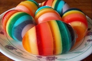 Ecco come realizzare delle uova arcobaleno