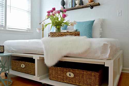 15 idee geniali con tutorial DIY Platform Bed with Storage 1