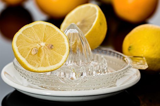 acqua tiepida e limone
