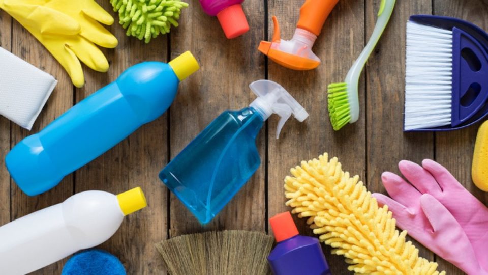 10 prodotti per la pulizia che non possono mancare in casa