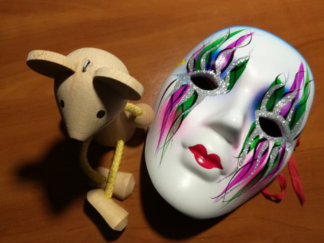 Come decorare le maschere bianche: tante idee in 5 minuti