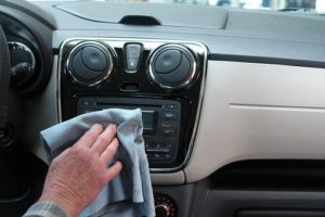 5 trucchi per pulire l'auto