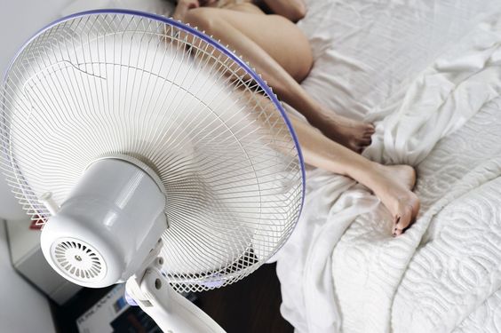 dormire in estate con il ventilatore acceso