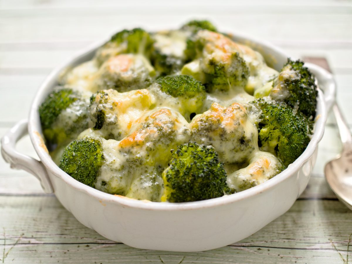 broccoli con mozzarella una ricetta AdobeStock 71165528