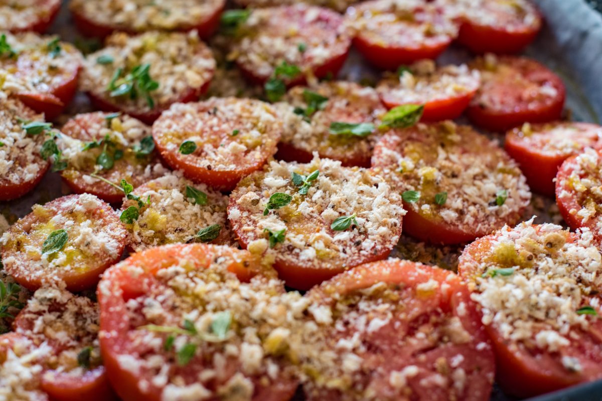 Pomodori gratinati al forno: si preparano in un attimo, ottimi per la dieta!
