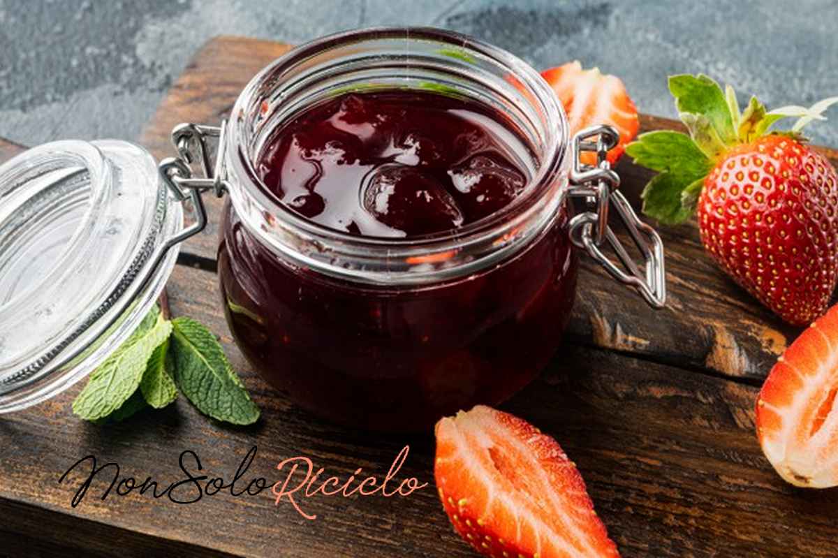 scoperta una tossina pericolosa in jars strawberry jam with berries gray background 249006 5082