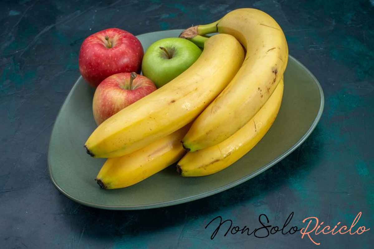 10 alimenti ricchi di fibra front view different fruit composition apples bananas dark blue desk fruit fresh mellow exotic tropical 140725 53051