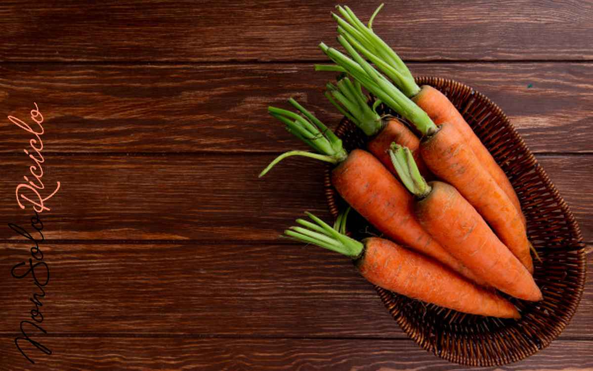 10 alimenti ricchi di fibra top view basket plate with carrots wooden background with copy space 141793 6467
