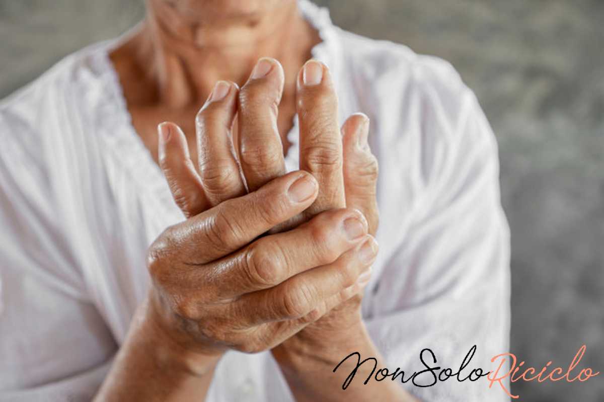artrite cinque alimenti da evitare woman showing hand fingers problem gout 34670 838