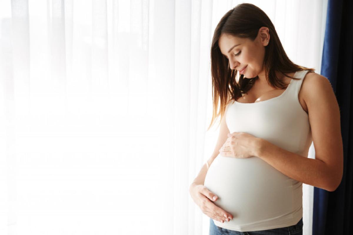 basse dosi di aspirina possono portrait happy pregnant woman touching her belly 171337 7024