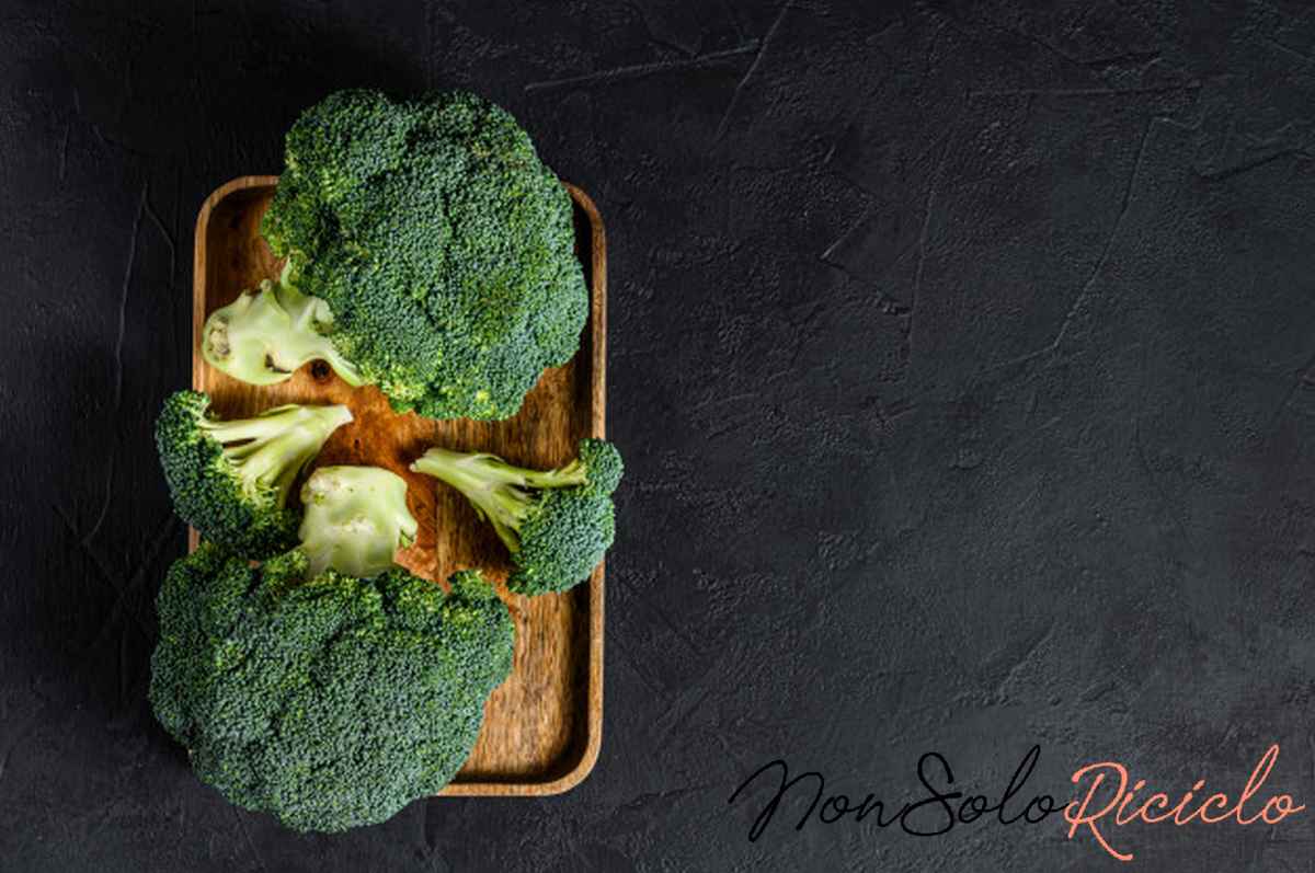 scopri 10 ottimi alimenti anti raw green broccoli wooden bowl 89816 3506