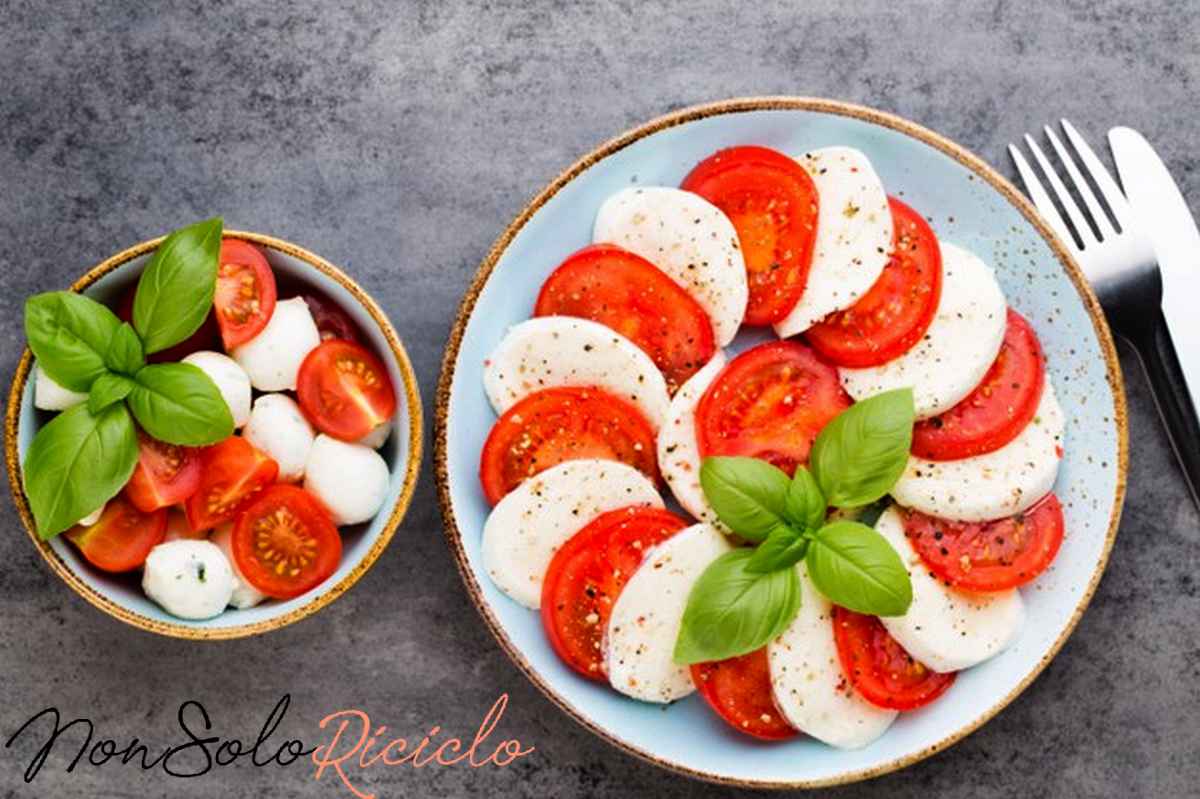 se e verde la dieta tomatoes mozzarella cheese basil spices gray slate stone chalkboard italian traditional caprese salad ingredients mediterranean food 120872 17598