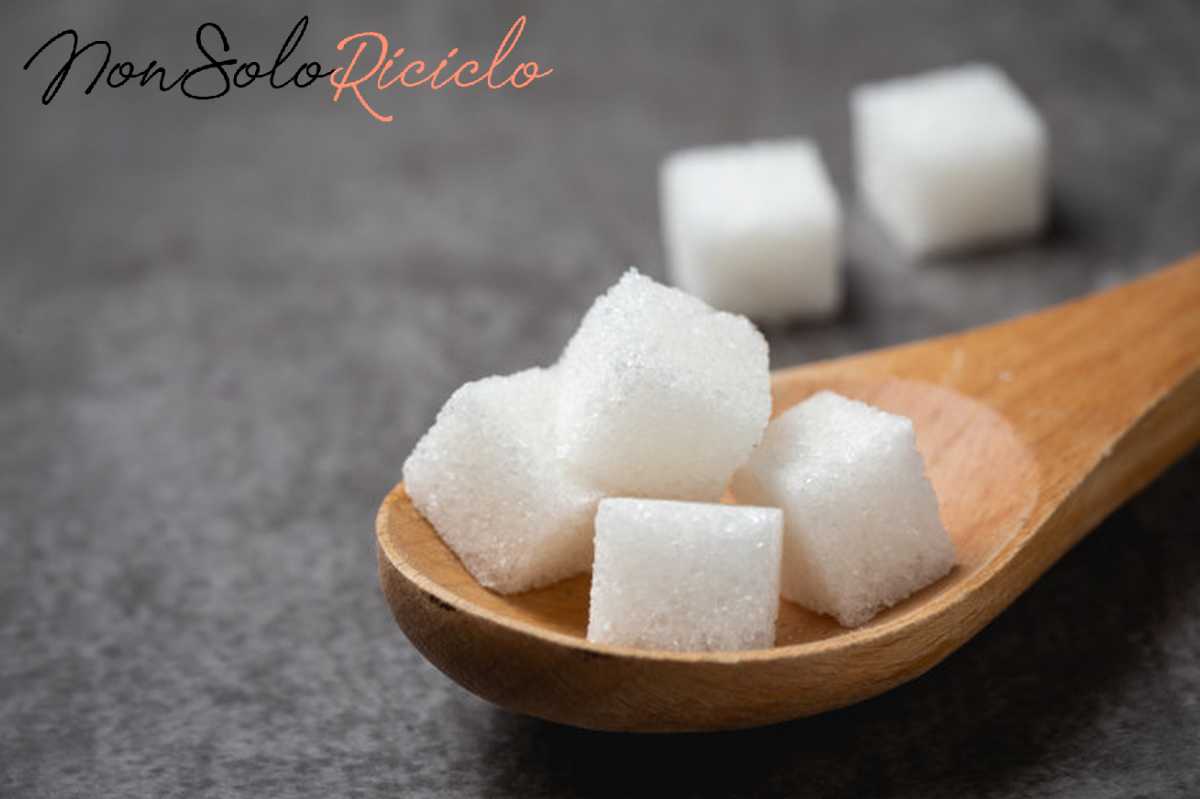 zucchero scopri in quali cibi white sugar cube wood spoon table 1150 17021