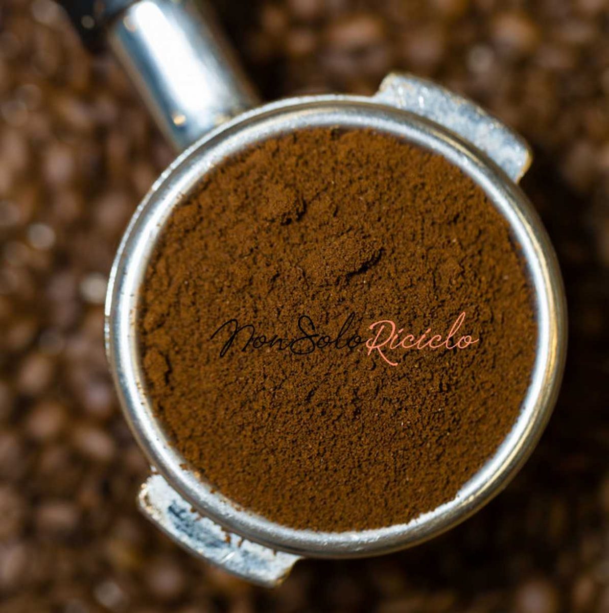 fondi di caffe uno scarto closeup beautiful espresso portafilter full fine arabica coffee grounds 210259 13