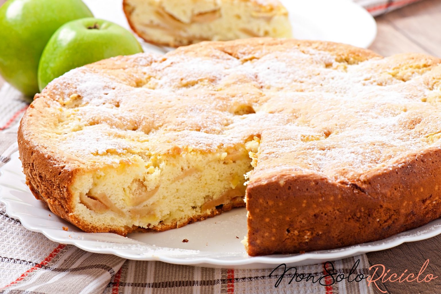 Простой пирог приготовление. Пирог с яблоками. Бисквит с яблоками. Бисквитный яблочный пирог. Бисквит для шарлотки с яблоками.