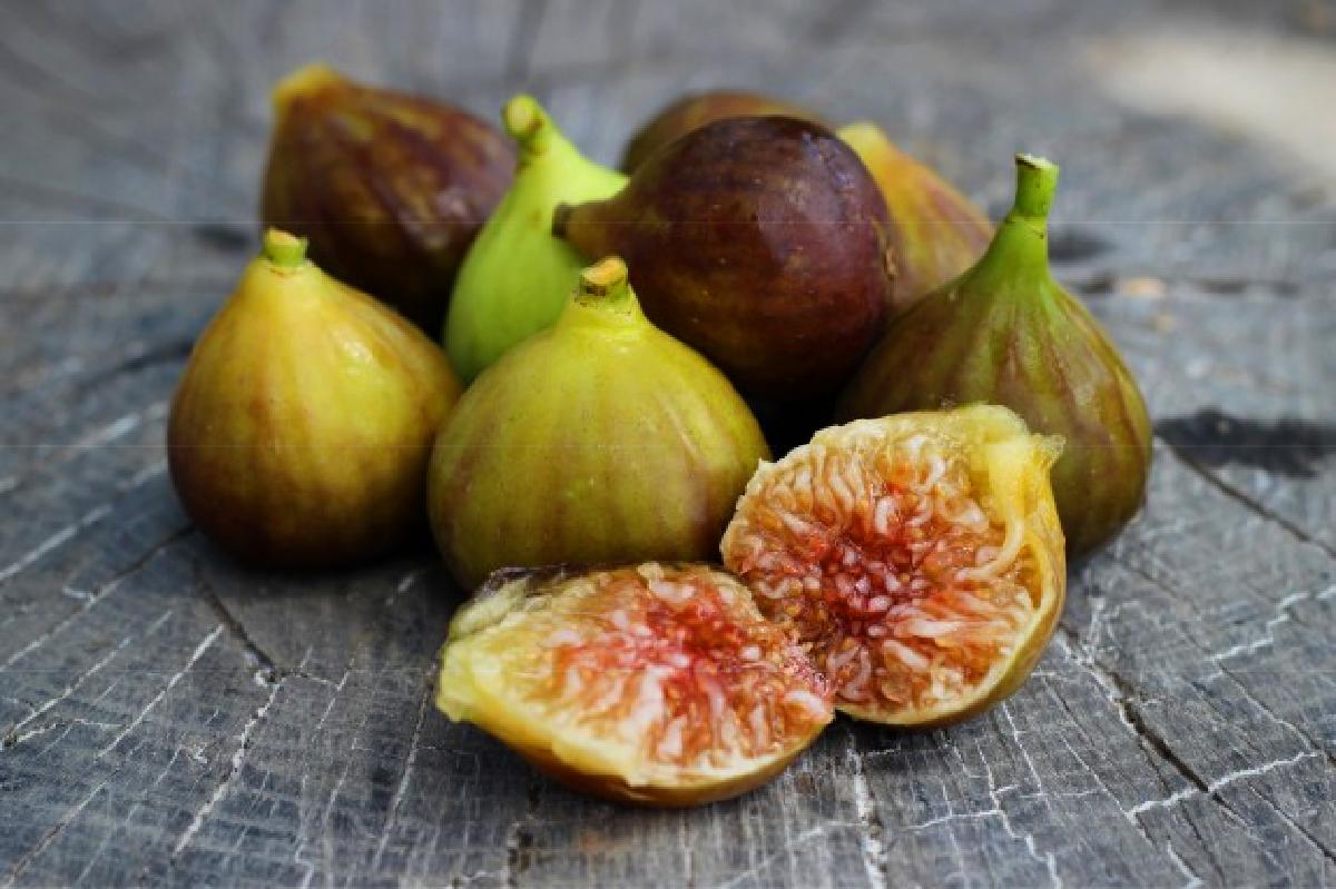 frutta e glicemia scopri con portion fresh figs vintage wooden background 1212 878