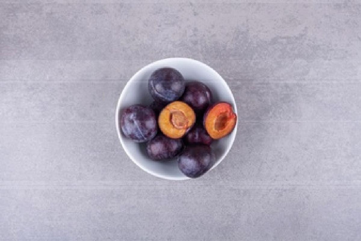 i cinque migliori lassativi naturali bunch fresh purple plums placed white bowl 114579 54812