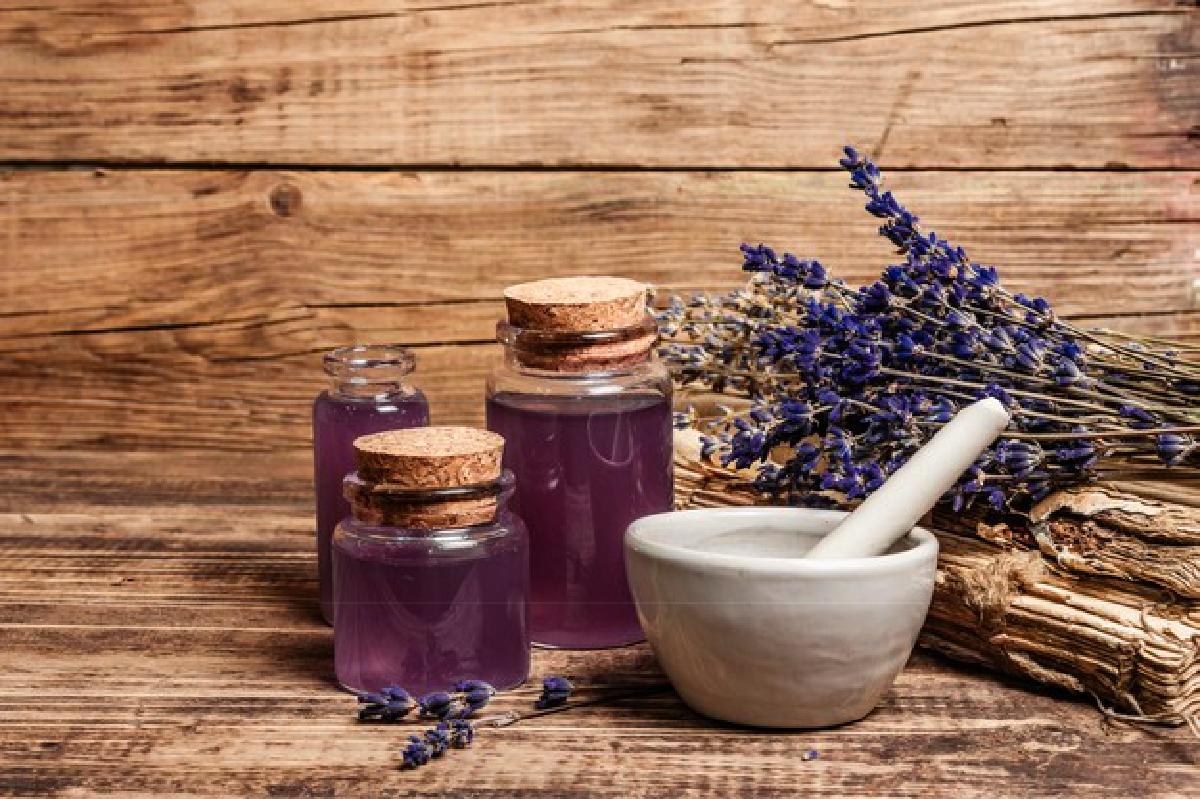 mal di testa prova la dried lavender flowers mortar pestle with bottle essential lavender oil 164638 10825