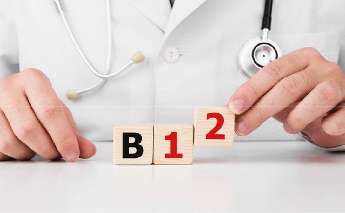 quando manca la vitamina b12 doctor holds wooden cubes his hands with text b12 132358 776
