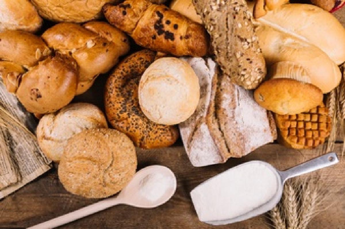 carboidrati non sono tutti cattivi overhead view flour with baked whole grain breads table 23 2147926655