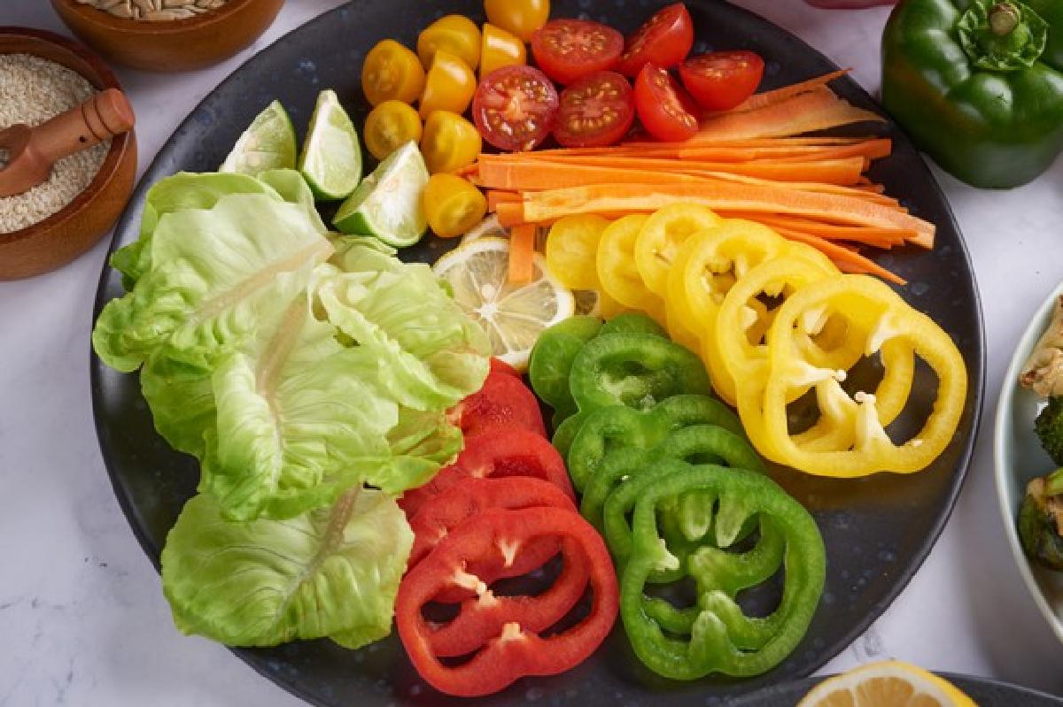 qual e la dieta migliore vegetarian buddha bowl with fresh vegetable salad chickpea 1150 42371