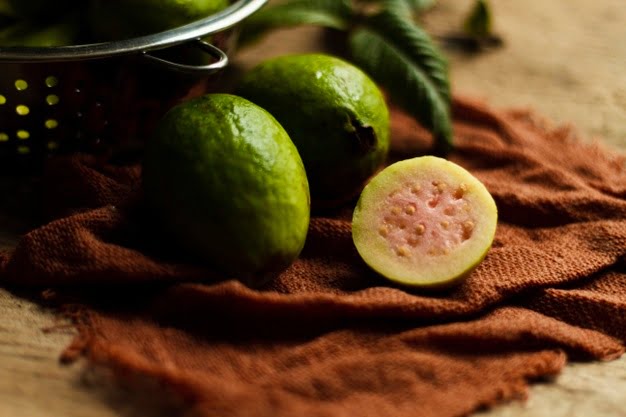 gli 8 frutti ricchi di close up cut guava fruits plate 23 2148352311