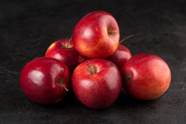 gli 8 frutti ricchi di fruits several fresh ripe red apples grey desk 179666 573