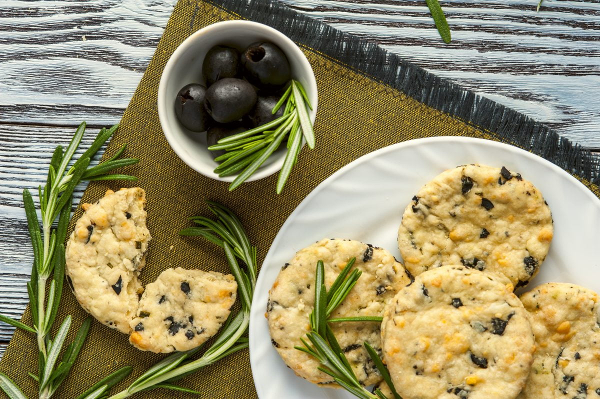 biscotti olive e parmigiano solo AdobeStock 100472991