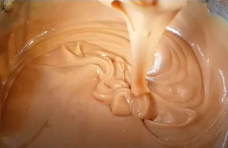 Crema al caramello fatta in casa: ottima al cucchiaio e per farcire