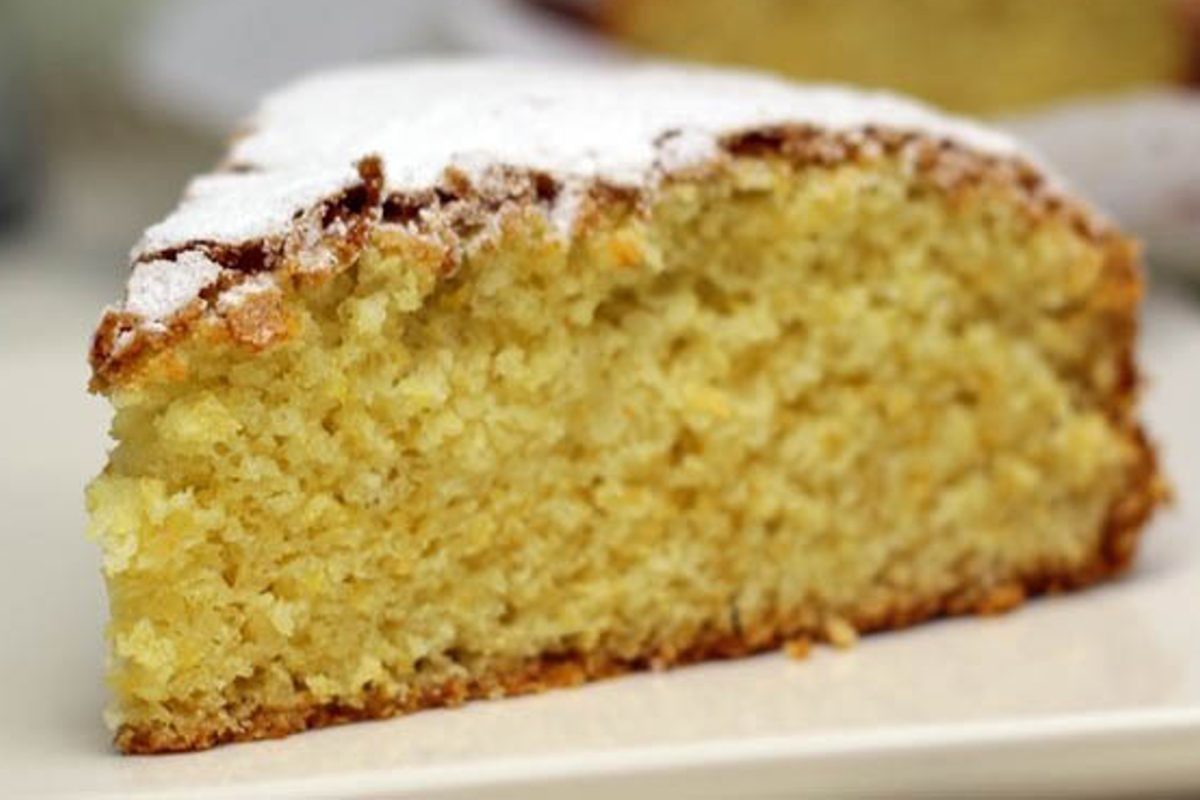 La torta al limone senza burro: sofficissima e leggera con sole 190 calorie!