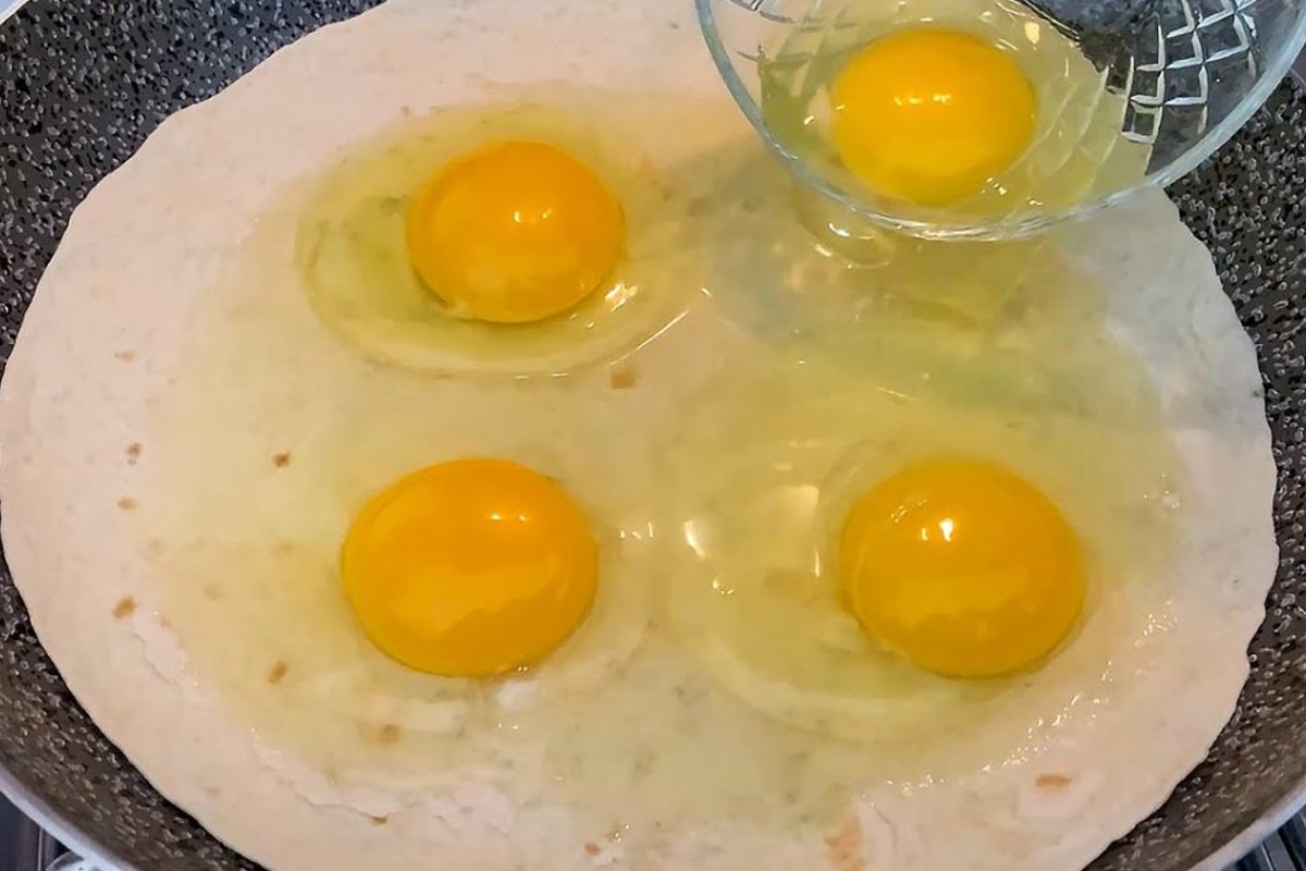 4 uova 1 pomodoro 1 tortilla con piadina