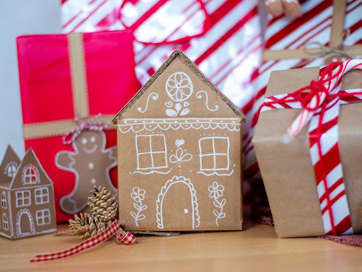 20 decorazioni natalizie fai da te che Debbie Wolfe Cardboard Gingerbread House
