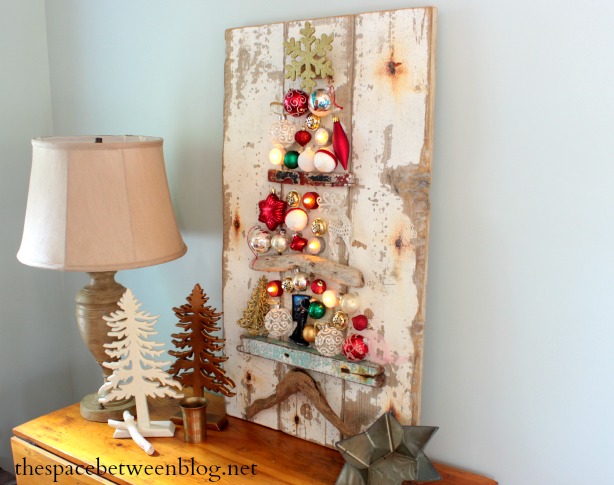 20 idee alternative per lalbero Use Old Ornaments and Driftwood to Make a Simple Christmas tree