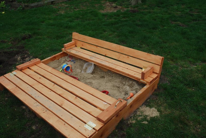 15 fantastici progetti di cortile Sand box with built in seats