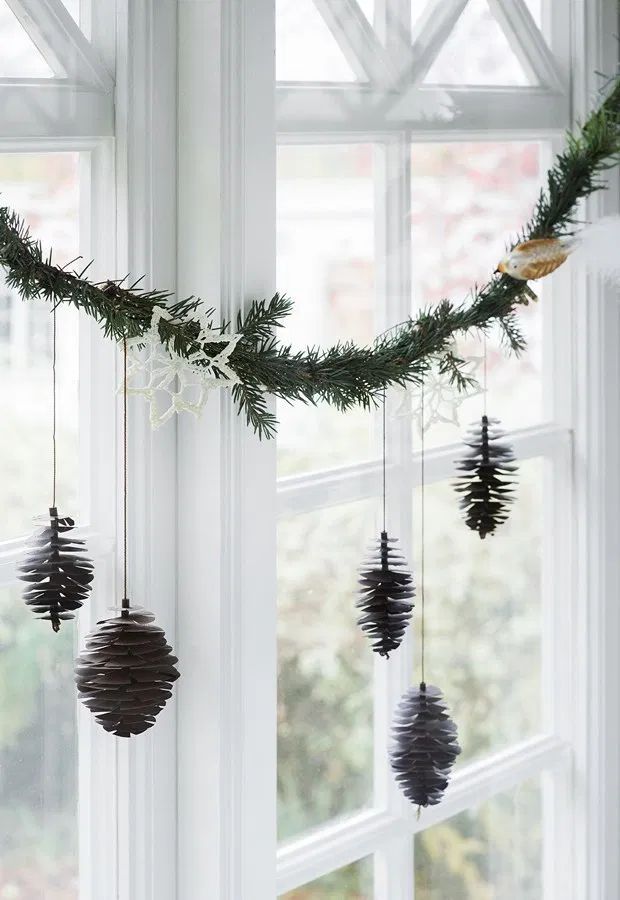 23 decorazioni natalizie scandinave fai da te DIY Scandi Paper Pinecones via thesefourwallsblog