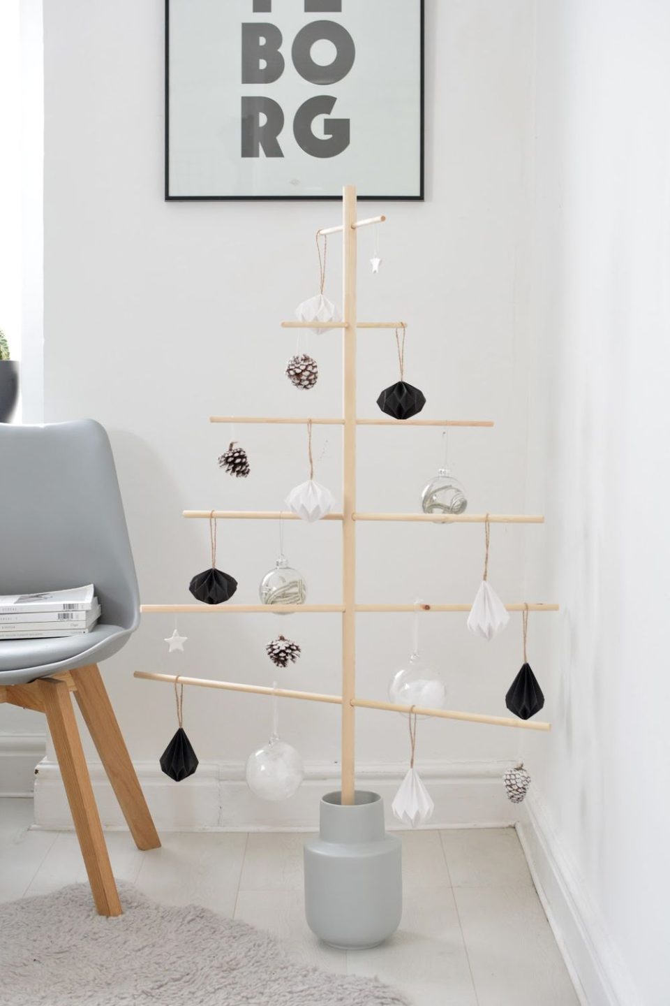 23 decorazioni natalizie scandinave fai da te DIY wooden Scandi christmas tree via burkatron