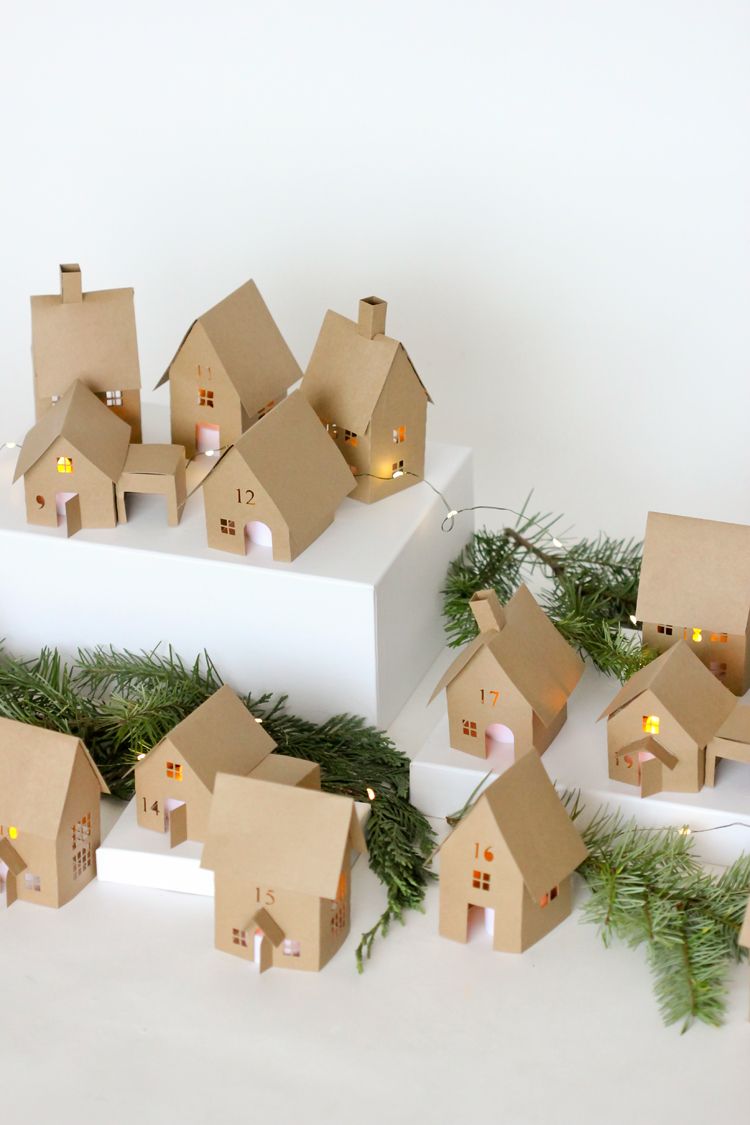 27 migliori decorazioni natalizie fai da te DIY Christmas Village Paper Houses via deliacreates