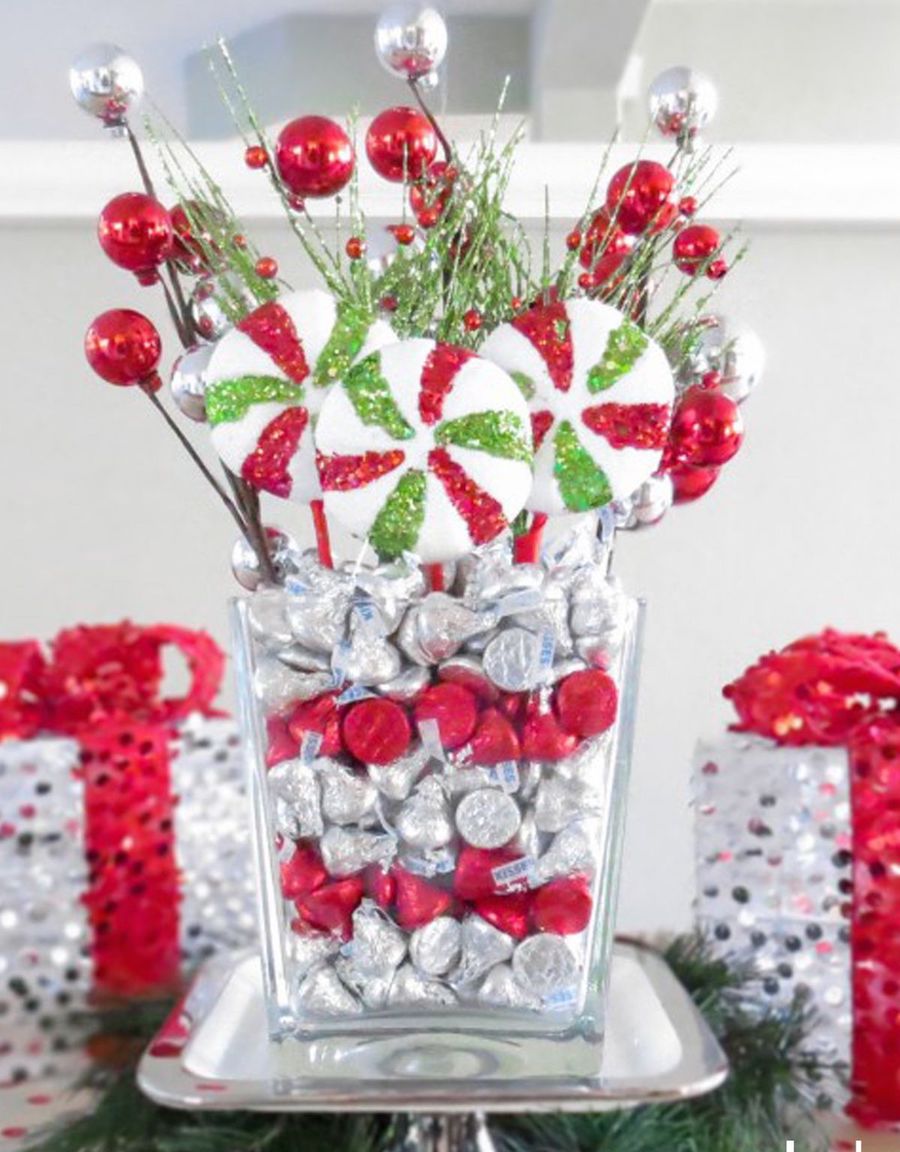29 centrotavola natalizi fai da DIY Chocolate Kisses Christmas Centerpiece via sheknows