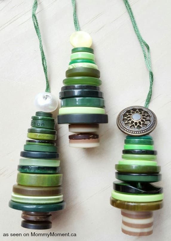 29 ornamenti di natale fai da te Christmas Tree Button Ornament via mommymoment