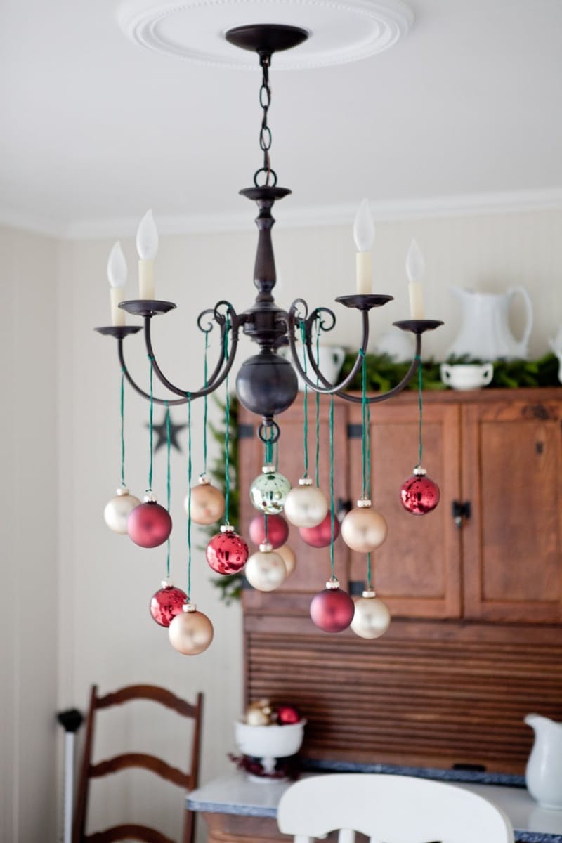 8 semplici modi per decorare Christmas Ornament Chandeliere via perfectlyaveragegirl.com
