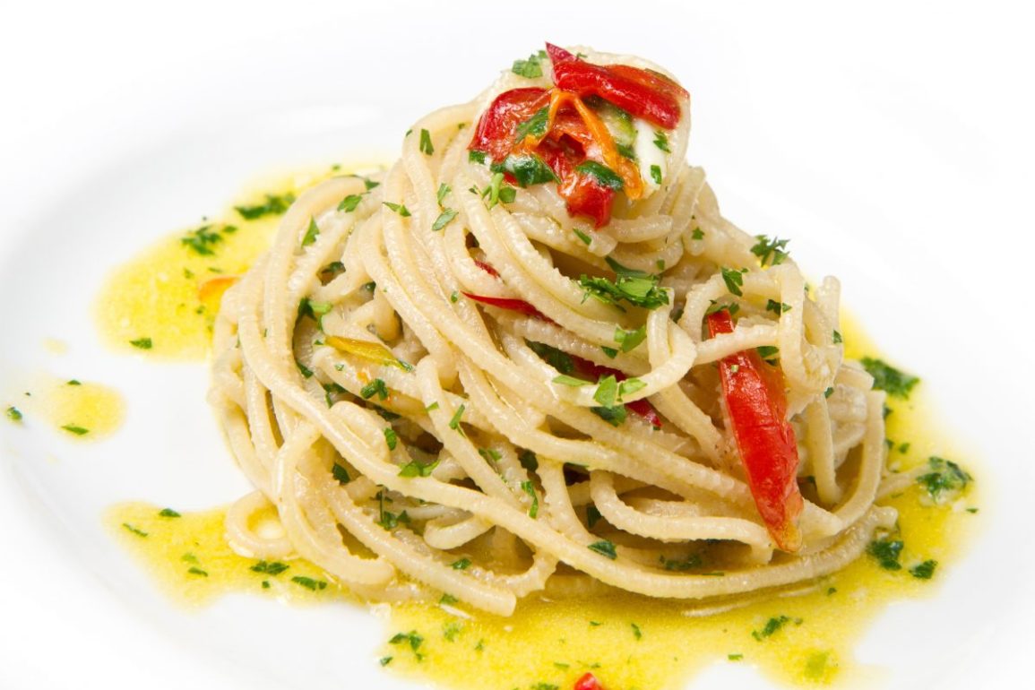 spaghetti aglio olio e peperoncino aglio e olio alla cannavacciuolo AdobeStock 92473637 1200x818 1