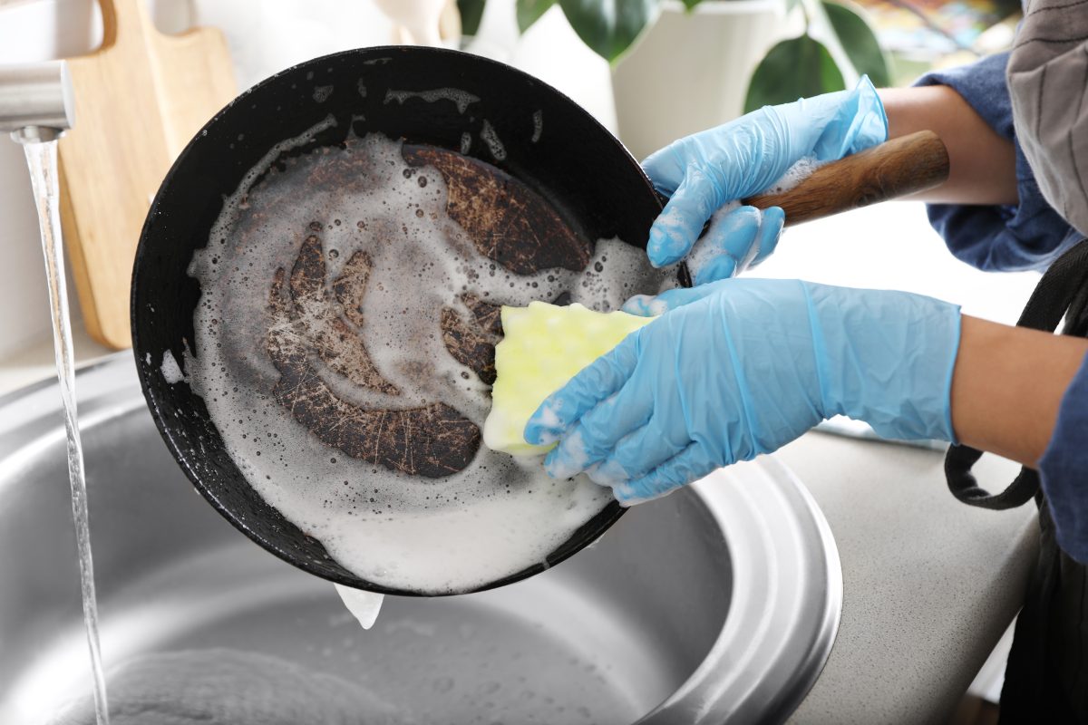 Как отмыть чугунную сковороду от нагара