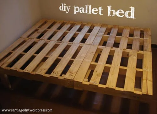 letti salvaspazio arreda una camera 15 idee geniali con tutorial DIY Pallet Bed.jpg