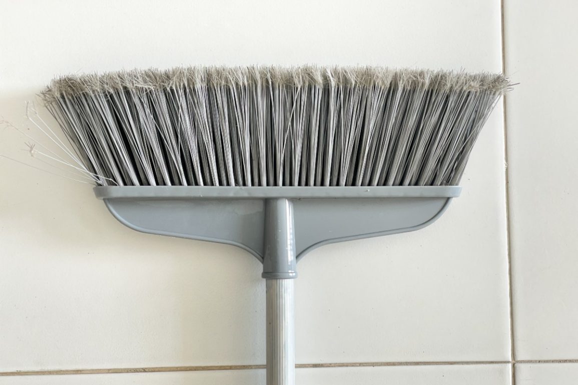 piastrelle del bagno puliscile usando pulire le mattonelle col metodo della scopa