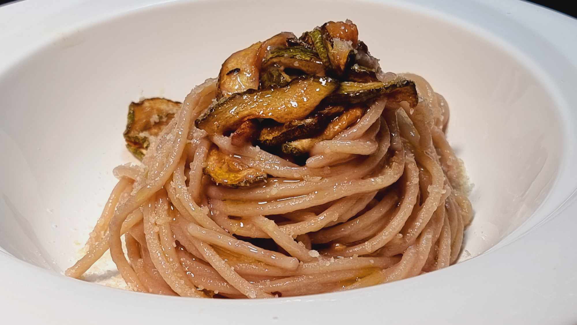 Spaghettoni al vino con zucchine: la ricetta pazzesca di mamma Maria