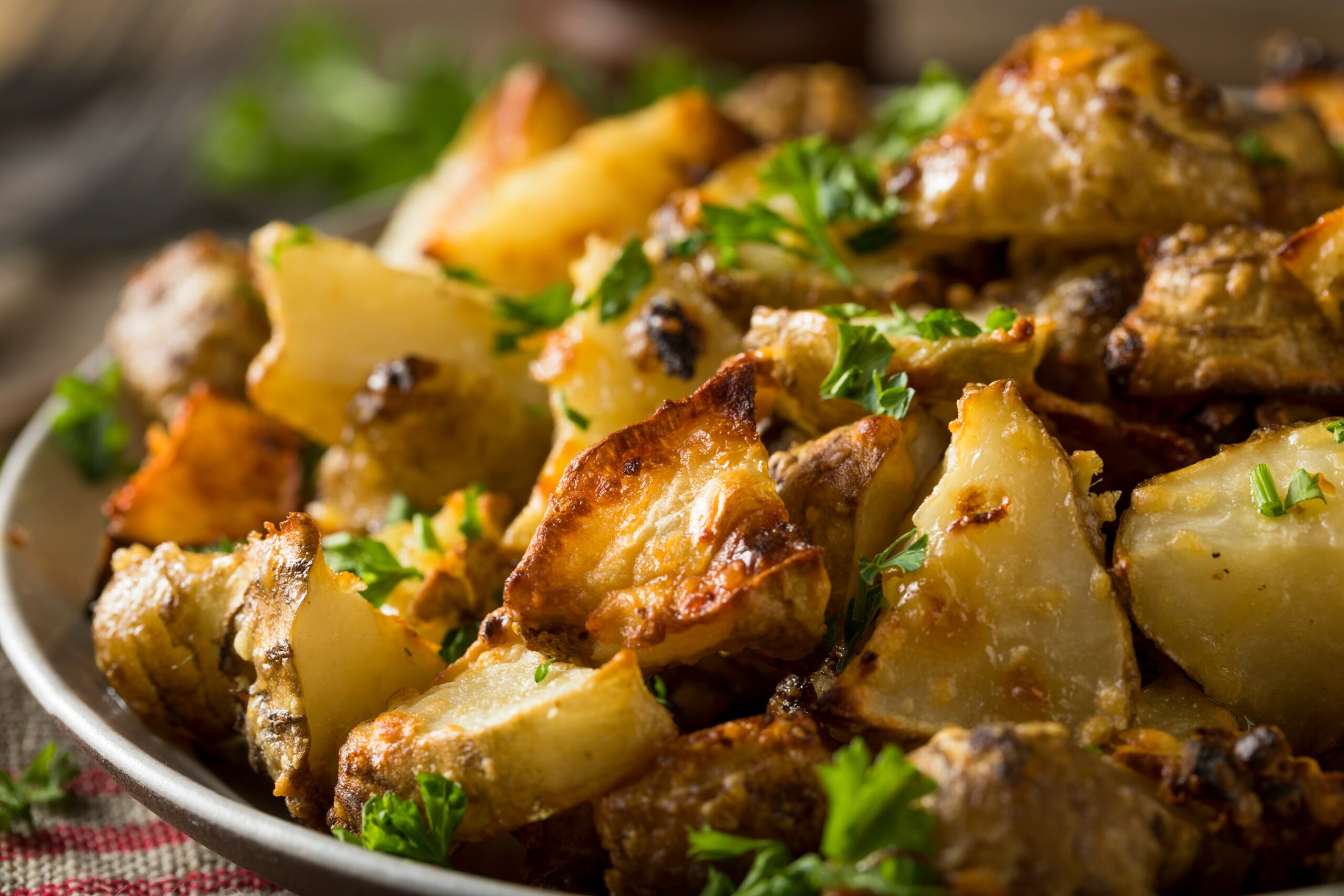 Carciofi e patate al forno: un contorno azzeccatissimo e facile, facile